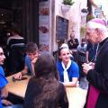Il vescovo Dante si intrattiene con alcuni giovani.